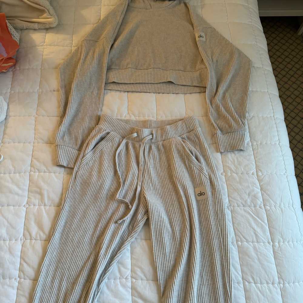 DEAL 🚨🚨 ADORABLE ALO SET SWEATPANTS +SWEATSHIRT